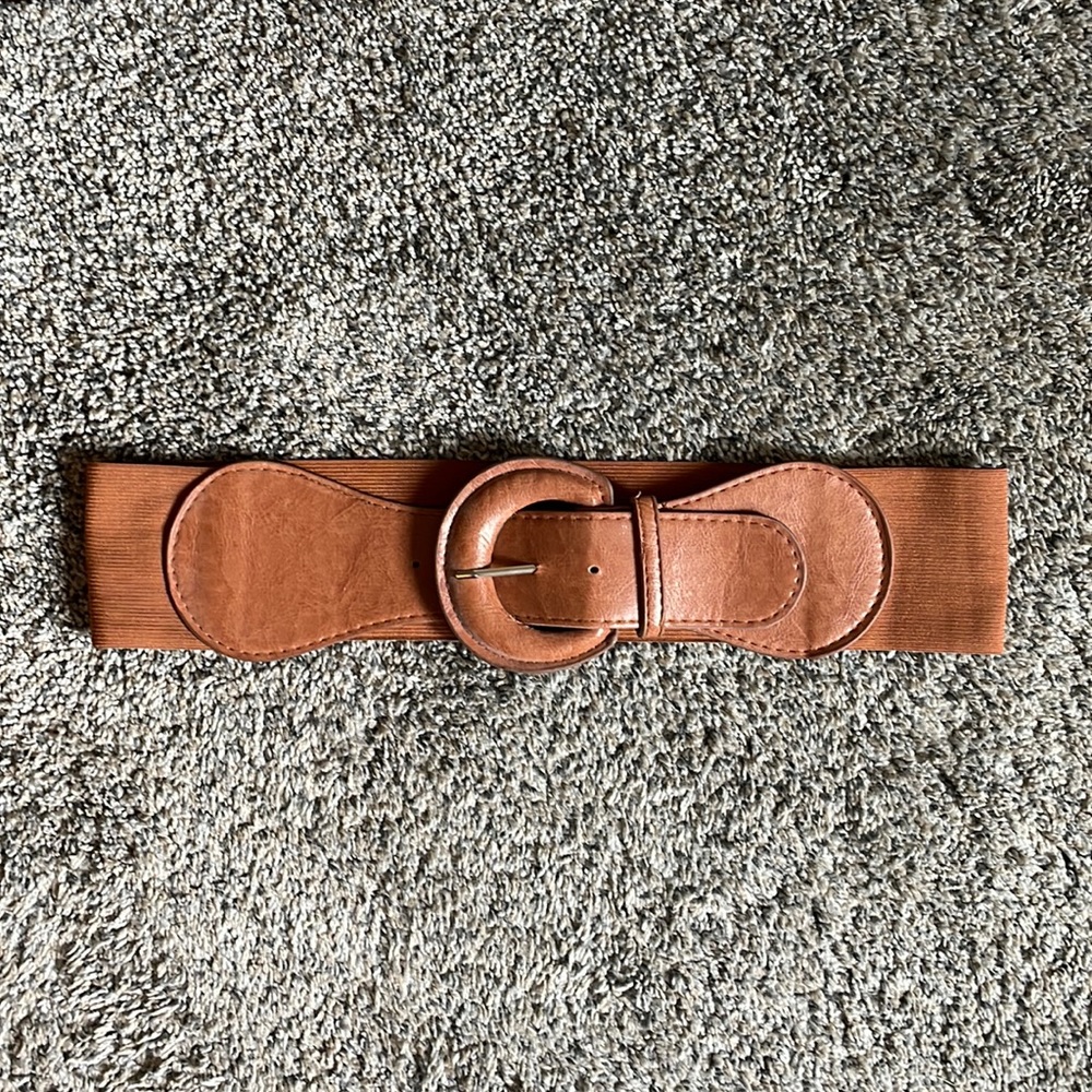 Brown elastic belt.